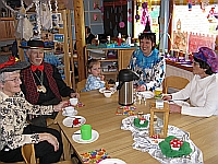 Heute Nachmittag gehen wir mit Oma und Opa in den Kindergarten