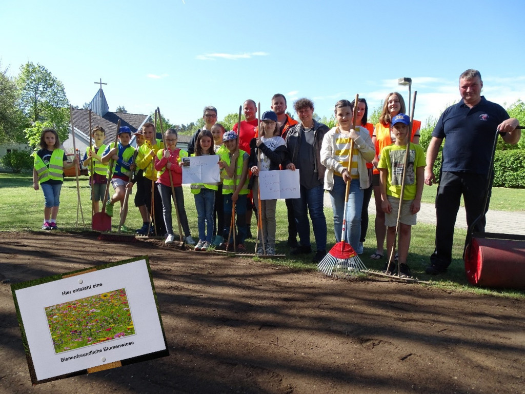 03.05.19 Blumenpflanzaktion mit Stecker