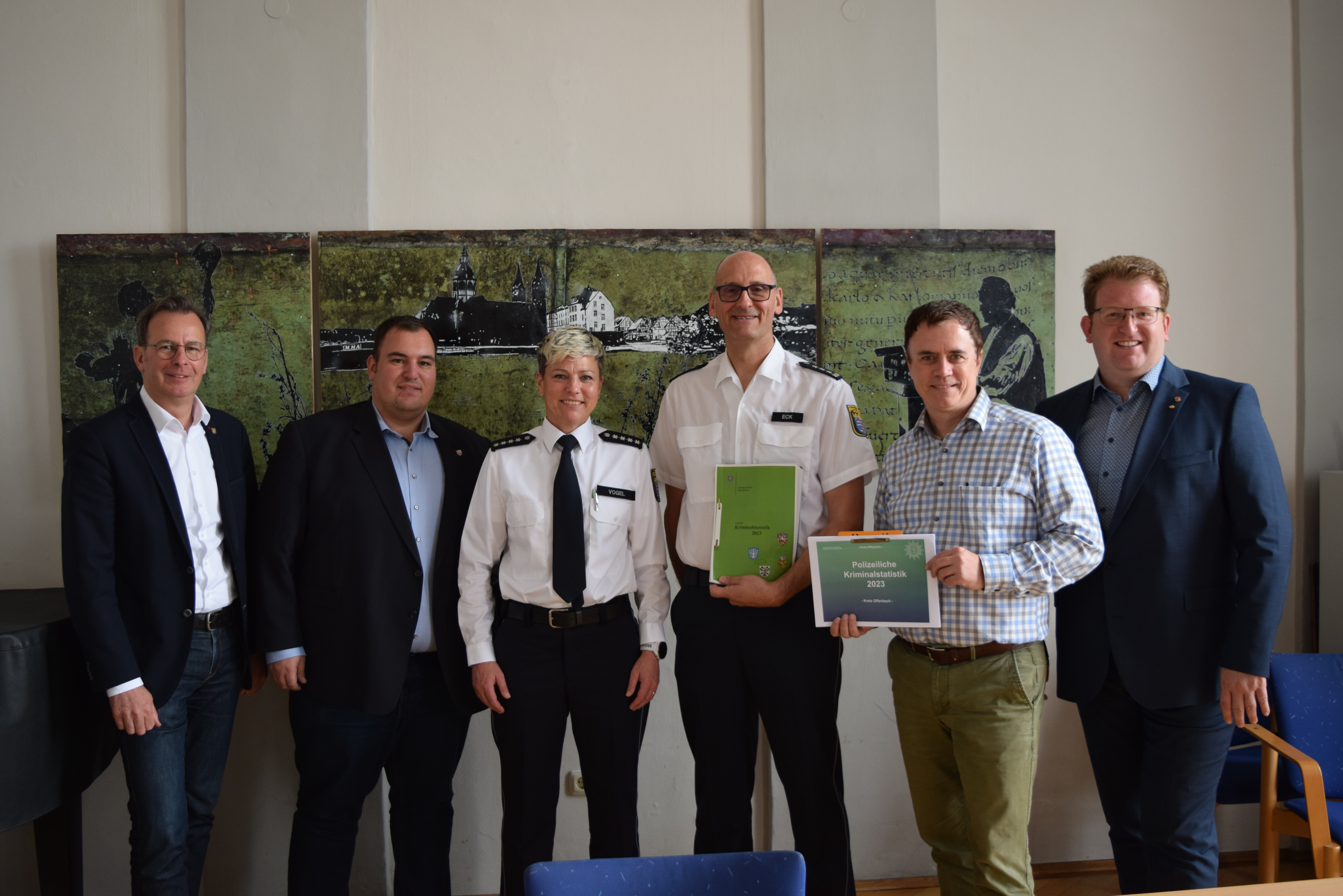 Gruppenbild mit den Ostkreisbürgermeistern, dem Ersten Stadtrat und der Polizei Dienststellenleitung