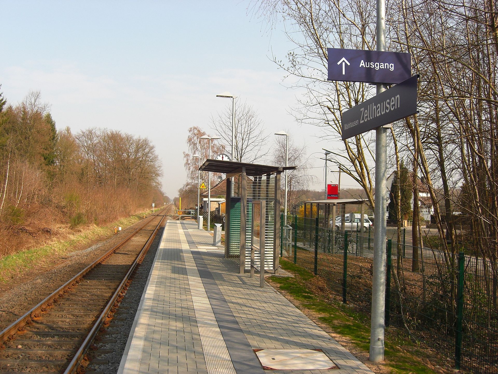 Bahngleis mit Haltestelle