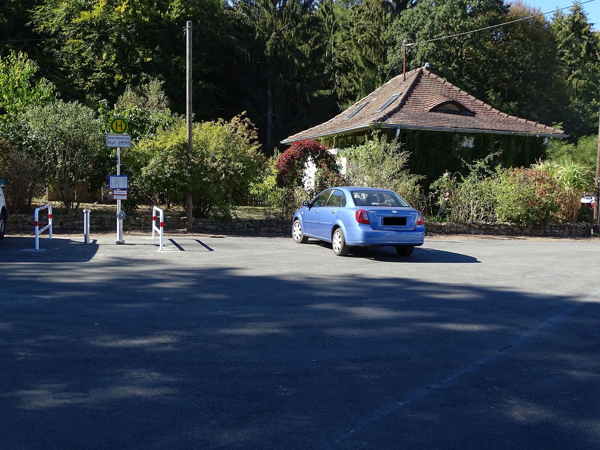 Bahnhofsvorplatz mit Wärterhäuschen